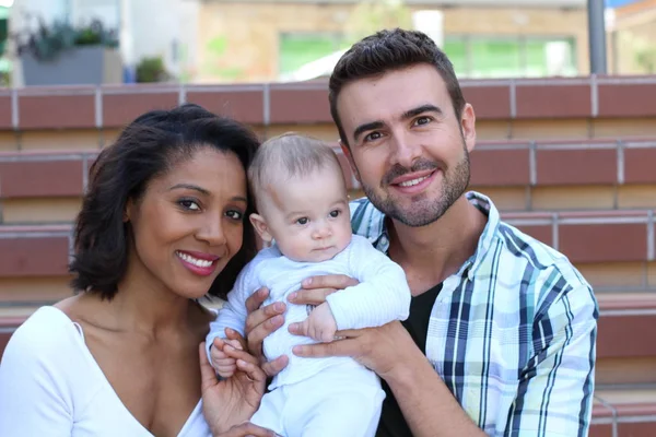 Casal Inter Racial Abraçando Com Seu Recém Nascido — Fotografia de Stock