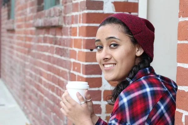 Felice Sorridente Donna Turista Adulta Possesso Tazza Caffè Carta Godersi — Foto Stock