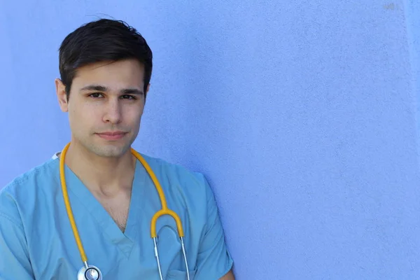 Mavi Duvarın Önünde Steteskopu Olan Yakışıklı Genç Bir Doktorun Yakın — Stok fotoğraf
