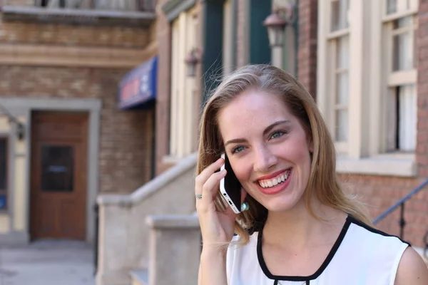 Bastante Sonriente Rubia Hablando Por Teléfono Aire Libre Sobre Fondo —  Fotos de Stock