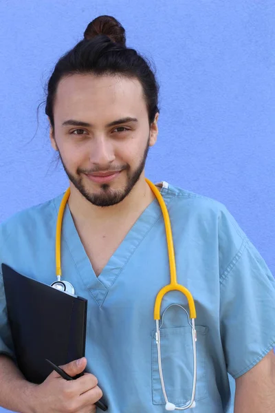 Close Retrato Belo Jovem Médico Com Estetoscópio Frente Parede Azul — Fotografia de Stock