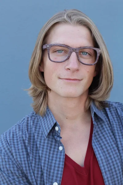 Close Retrato Belo Jovem Homem Elegante Com Cabelo Comprido Frente — Fotografia de Stock