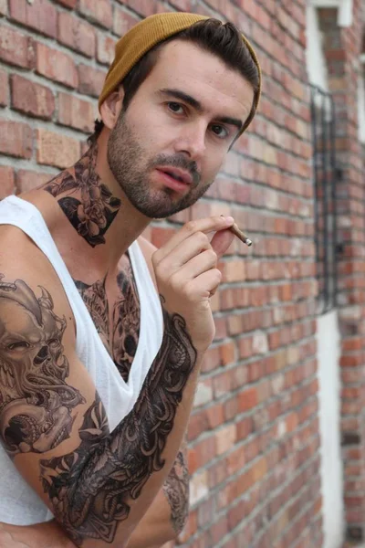 年轻英俊男子穿着便服在街上纹身的特写镜头 — 图库照片