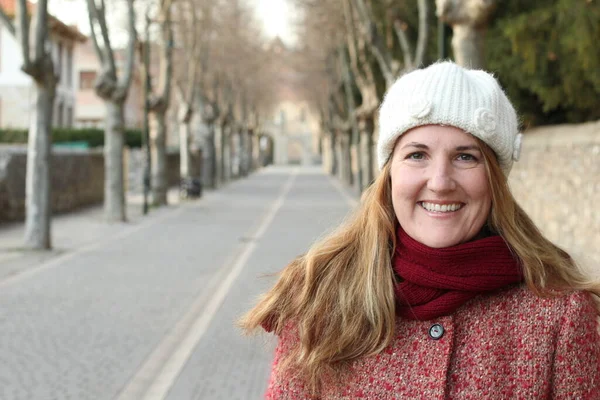 Retrato Mulher Loira Sorridente Roupas Inverno Parque Durante Dia — Fotografia de Stock