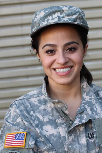Portret Młodej Kobiety Mundurze Żołnierzem — Zdjęcie stockowe