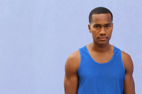 Nahaufnahme Porträt Eines Hübschen Afroamerikanischen Jungen Mannes Vor Blauer Wand — Stockfoto
