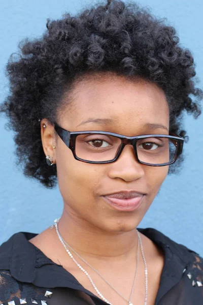Porträt Einer Schönen Afrikanischen Frau Mit Brille Die Vor Blauem — Stockfoto