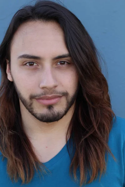 Close Retrato Belo Jovem Com Cabelos Longos Frente Parede Azul — Fotografia de Stock