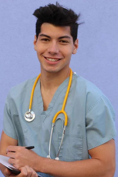 青い壁の前でハンサムな若い医者のクローズアップ肖像画 — ストック写真