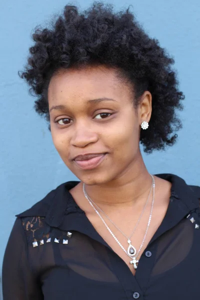 Porträt Einer Schönen Afrikanischen Frau Die Vor Blauem Hintergrund Die — Stockfoto