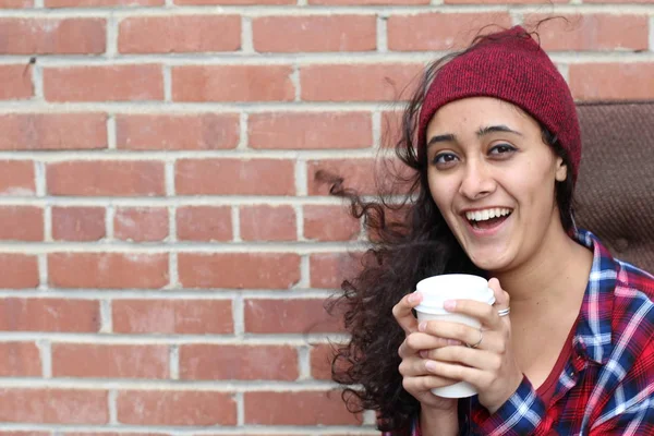 Szczęśliwy Uśmiechnięty Dorosły Turysta Kobieta Trzyma Papierowy Kubek Kawy Korzystających — Zdjęcie stockowe