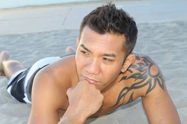 Retrato Guapo Joven Sin Camisa Asiático Hombre Orilla Del Mar —  Fotos de Stock