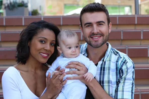 Casal Inter Racial Abraçando Com Seu Recém Nascido — Fotografia de Stock