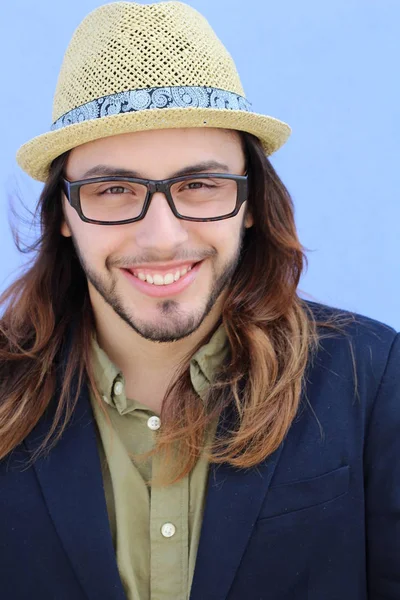 Close Retrato Belo Jovem Com Cabelos Longos Frente Parede Azul — Fotografia de Stock