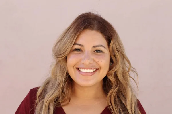 Portrait Young Hispanic Female Smiling — Stok fotoğraf