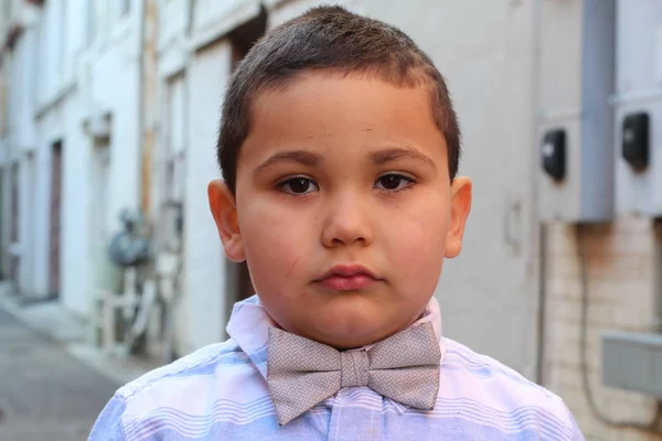 Εξωτερικό Πορτρέτο Του Χαριτωμένο Μικρό Αγόρι Ακούει Παπιγιόν — Φωτογραφία Αρχείου