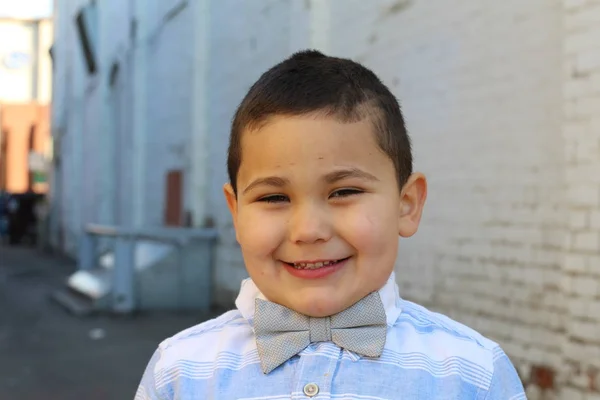 Buiten Portret Van Schattig Jongetje Horen Strikje — Stockfoto