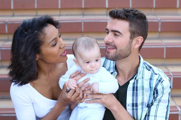 Casal Inter Racial Abraçando Com Seu Recém Nascido — Fotografia de Stock