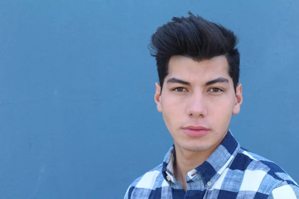 Retrato Cerca Del Joven Guapo Posando Frente Pared Azul —  Fotos de Stock