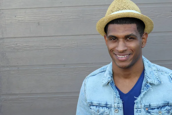 Yakışıklı Afro Amerikan Bir Adamın Sokakta Günlük Kıyafetlerini Çekerken Yakın — Stok fotoğraf