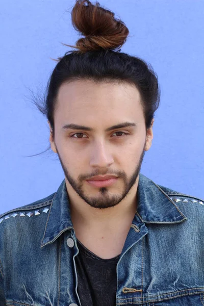 Close Retrato Belo Jovem Jaqueta Ganga Com Cabelo Comprido Frente — Fotografia de Stock