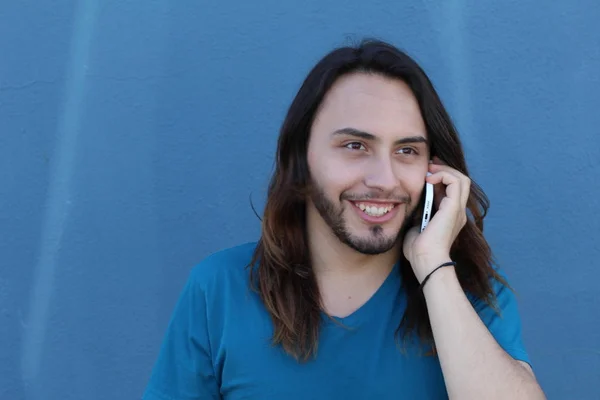 Close Retrato Belo Jovem Falando Por Telefone Frente Parede Azul — Fotografia de Stock