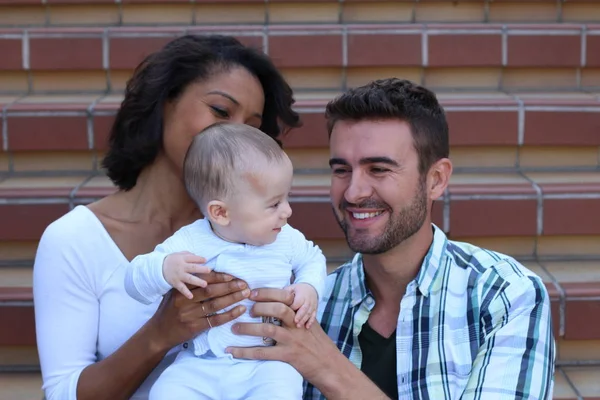 Casal Inter Racial Abraçando Com Seu Recém Nascido — Fotografia de Stock