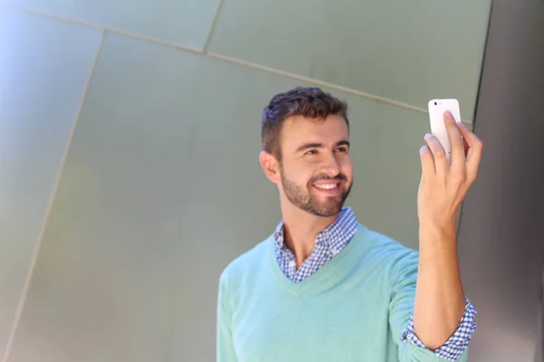 Портрет Молодого Человека Клетчатой Рубашке Голубом Свитере Разговаривающего Телефону — стоковое фото