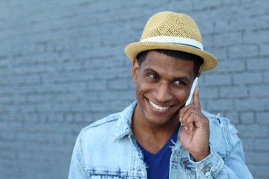 Yakışıklı, Afro-Amerikan bir adamın günlük kıyafetlerle sokakta telefonla konuşmasının yakın çekimi.