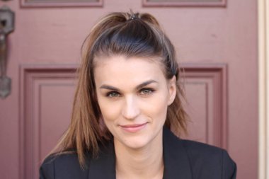 Gündüz vakti Sokakta Duran İş kadınının Portresi