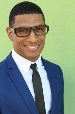 Mavi takım elbiseli yakışıklı genç işadamının yakın plan portresi.