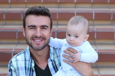 Merdivenlerde oturan melez aile yakınlaşması. Baba ve yeni doğan bebeğin portresi 