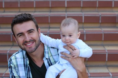 Merdivenlerde oturan melez aile yakınlaşması. Baba ve yeni doğan bebeğin portresi 