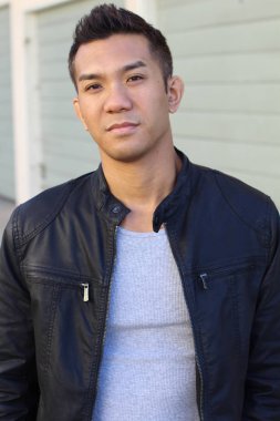 Caddedeki melez yakışıklı genç adamın yakın plan portresi.