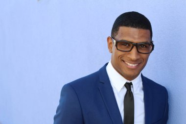 Mavi takım elbiseli yakışıklı genç işadamının yakın plan portresi.