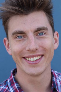 Kendine güveni tam, mavi gözlü, sarışın bir erkek.