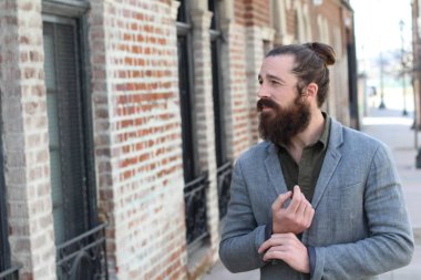 Tarz sahibi sakallı hippi modeli. Erkek saç stili, sokakta yaşam tarzı, tarlanın derinliği.