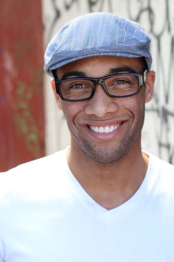 Yakışıklı, Afro-Amerikan bir adamın sokakta günlük kıyafetlerini çekerken yakın plan fotoğrafı.