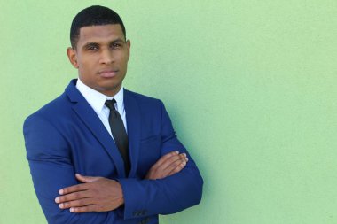 Mavi takım elbiseli yakışıklı genç işadamının yakın plan portresi.