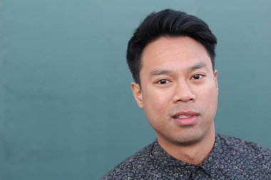 yakışıklı bir genç Asyalı adam portresi