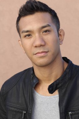 Deri ceketli, melez bir gencin yakın plan portresi.