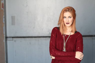 Parlak makyajlı, kızıl, pasaklı kadının stüdyo portresi. 