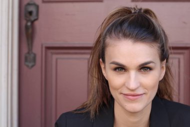 Gündüz vakti Sokakta Duran İş kadınının Portresi