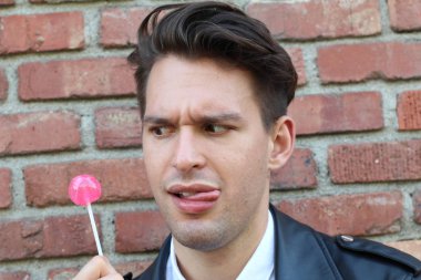 Aptal adam bu komik çocuksu fotoğrafta lolipopunu yalıyor.