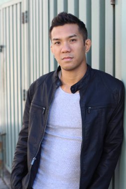 Caddedeki melez yakışıklı genç adamın yakın plan portresi.