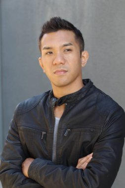 Deri ceketli, melez bir gencin yakın plan portresi.