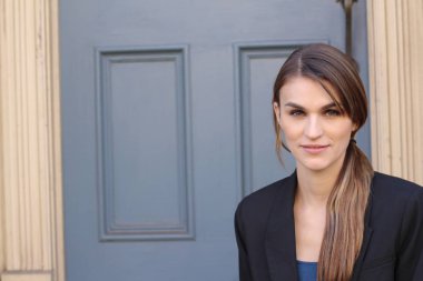 Gündüz vakti Sokakta Duran İş kadınının Portresi