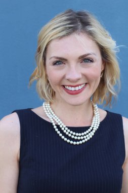 Şık, sarışın, sıradan saç stili ve akşam makyajlı bir kadının güzel portresi. İnci takan kadın