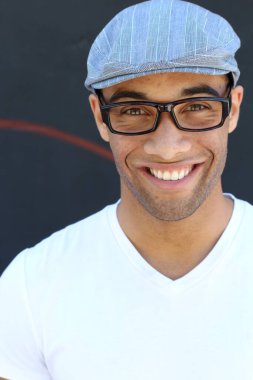 Yakışıklı, Afro-Amerikan bir adamın sokakta günlük kıyafetlerini çekerken yakın plan fotoğrafı.