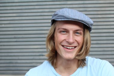 Sokakta uzun saçlı yakışıklı ve şık bir adamın yakın plan portresi.